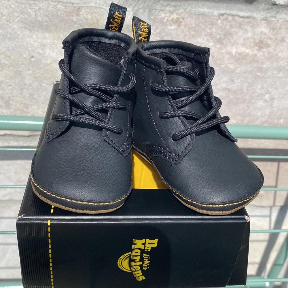 Dr.Martens AirWeir Newborn Baby Auburn Leather Booties Black Size 2 NEW in box
